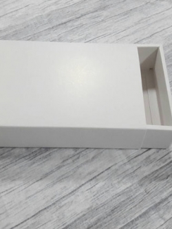 กล่องพับขึ้นรูปพร้อมใช้งาน กล่องแบบฝาสไลด์ กล่องของขวัญ กล่องอเนกประสงค์ สีขาว ขนาด ขนาด 21.5x12.5x4 ซม. ราคา 370 บาท ต่อแพ็ค(10 ใบ) (รวมค่าจัดส่งแล้ว)