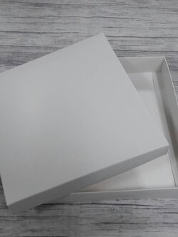 กล่องฝาครอบ กล่องอเนกประสงค์ กล่องของขวัญ ขนาด 16.8 x 18.0 x 3.0 cm. สีขาว (แบบฝาทึบ) ราคา 300 บาท ต่อแพ็ค (20 ใบ)