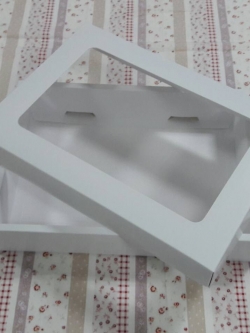 กล่องของขวัญ กล่องฝาครอบ กล่องของที่ระลึก กล่องอเนกประสงค์ กล่องของใช้ กล่องพวงมาลัย กล่องใส่ผ้าไหม ขนาด 19.6x27.2x5 ซม.สีขาว (หน้าต่างพลาสติก) ราคา 490 บาทต่อแพ็ค(20 ใบ)