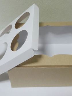 กล่องคัพเค้ก 6 ชิ้น กล่องคัพเค้ก กล่องคราฟท์ฟู้ดเกรด สีคราฟท์น้ำตาลอ่อน (แบบมีหน้าต่างพลาสติก) พร้อมฐานรองคัพเค้ก 6 ช่อง (ขนาดช่องกว้าง 5.5 ซม.) ราคา 375 บาทต่อแพ็ค (20ใบ)