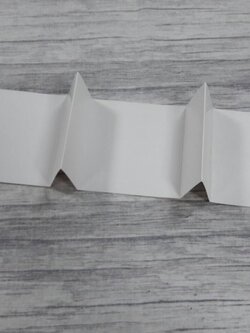 ฐานกั้นสินค้า ตัวกั้นสินค้า 3 ช่อง สีขาว (แต่ละช่อง9.5*9*4ซม.)(ใช้กับกล่องของที่้ร้าน) ขนาด 9.5 x 27 x 4 ซม.(เมื่อพับขึ้นรูป) ราคา 70 บาทต่อแพ็ค(20 ชิ้น)