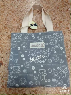 กระเป๋าผ้าสะพายข้าง Mumu ลายหมีเทา
