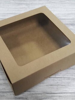 กล่องทรงแบน (มีหน้าต่างพลาสติก) กล่องเค้ก 1 ปอนด์ทรงเตี้ย กล่องคัพเค้ก กล่องขนม กล่องจัดเบรค กล่องอเนกประสงค์ ขนาด 20x20x5.5 ซม.สีคราฟท์น้ำตาลเข้ม ราคา 240 บาทต่อแพ็ค (20ใบ)