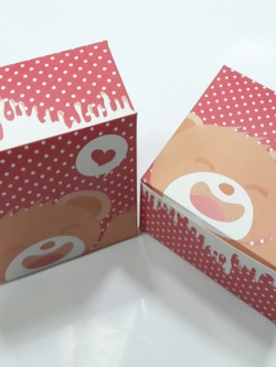 กล่องสแน็ค กล่องอาหารว่าง ลายยังแบร์ กว้าง12.7 x ยาว12.7 x สูง 6.5 ซม.ราคา 95 บาทต่อแพ็ค(20 ใบ)