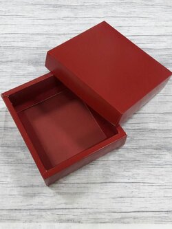 กล่องของขวัญ กล่องฝาครอบ กล่องของที่ระลึก กล่องอเนกประสงค์ ขนาด 13x14.5x4 ซม. กล่องของใช้ กล่องใส่ผ้าไหม สีแดงเข้ม เคลือบอาบเงา (ฝาทึบ) ราคา 300 บาทต่อแพ็ค(20 ใบ)
