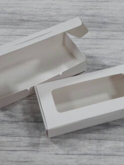 กล่องบราวนี่ กล่องขนม กล่องเอนกประสงค์ กล่องทรงหูช้างแบบฝาเสียบหน้า สีขาว ขนาด 10x20.5x3.8 ซม.(ฝาหน้าต่างพลาสติก) ราคา 190 บาทต่อแพ็ค (20 ใบ)