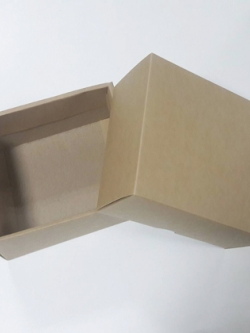 กล่องของขวัญ กล่องของที่ระลึก กล่องฝาครอบ กล่องอเนกประสงค์ กล่องของใช้ กล่องแบบฝาครอบ สีน้ำตาล ขนาด 12.2x16.2x8 ซม. ราคา 430 บาท (20 ใบต่อแพ็ค)