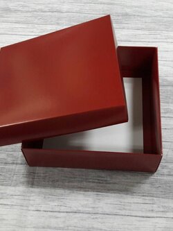 กล่องฝาครอบ กล่องของขวัญ กล่องเอนกประสงค์ กล่องแบบมีฝาครอบ ขนาด 17.5 x 17.5 x 6.0 ซม. สีแดงเข้ม (แบบฝาทึบ) ราคา 435 บาท ต่อแพ็ค (20 ใบ)