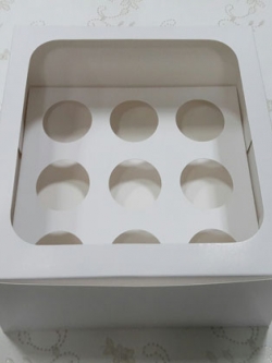 กล่องคัพเค้ก กล่องคัพเค้ก 9 ชิ้น สีขาว พร้อมฐานคัพเค้ก 9 ช่อง (ช่องกว้าง 5.5 ซม.) ราคา 450 บาท ต่อแพ็ค (20ใบ)