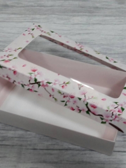 กล่องฝาครอบ ลายดอกไม้พื้นสีชมพูอ่อน 22*12.5*5 ซม.แบบมีหน้าต่างพลาสติก ราคา 380 บาท ต่อแพ็ค (20 ใบ)