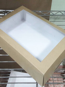 กล่องขนม กล่องเค้ก กล่องโดนัท กล่องอเนกประสงค์ ขนาด 20.0x30.0x7.0 ซม.สีคราฟท์น้ำตาลอ่อน (กระดาษหนา 300แกรม) ราคา 335 บาทต่อแพ็ค (20ใบ)