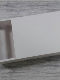 กล่องสไลด์ กล่องของขวัญ กล่องของที่ระลึก กล่องอเนกประสงค์ กล่องแบบฝาสไลด์ ขนาด 19.4x25.8x5.5 ซม.สีขาว (แบบฝาทึบ) ราคา 460 บาท ต่อแพ็ค (20 ใบ)