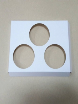 ฐานใส่คัพเค้กขนาด 3 ช่อง เส้นผ่านศูนย์กลาง 6.4 ซม.(ใช้กับถ้วยคัพเค้กขนาดมาตรฐาน 6 ซม.) ขนาดกว้าง 17.8 X ยาว 13.8 ซม.