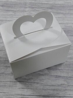 กล่องหูหิ้ว กล่องคุ๊กกี้ กล่องขนม กล่องคัพเค้ก กล่องเค้ก กล่องเบเกอรี่ กล่องสแน็ค กล่องอเนกประสงค์ สีขาว ขนาด 14x18x10 ซม. ราคา 245 บาท ต่อแพ็ค(20ใบ)