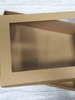 กล่องฝาครอบ กล่องแบบมีฝาครอบ กล่องของขวัญ กล่องอเนกประสงค์ ขนาด 20.5 x 30.0 x 7.0 cm. สีคราฟท์น้ำตาล (หน้าต่างพลาสติก) ราคา 670 บาทต่อแพ็ค(20ใบ)