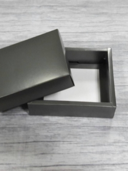 กล่องของขวัญ กล่องฝาครอบ ขนาด 14.5*13*4 ซม.กล่องของที่ระลึก กล่องอเนกประสงค์ กล่องของใช้ กล่องพวงมาลัย กล่องใส่ผ้าไหม สีเทาดำ ราคา 295 บาท/20 ใบ