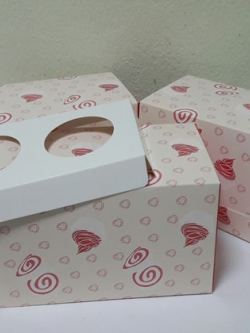 กล่องคัพเค้ก 2 ชิ้น ลายสีแดง ครีมชมพู (พร้อมฐานรองคัพเค้ก) ขนาด 9 x 16.8 x 9 ซม.ราคา 220 บาท ต่อแพ็ค (20ใบ) (ช่องคัพเค้กกว้าง 5.5 ซม.)