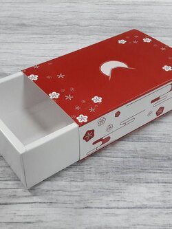 กล่องสไลด์ กล่องของขวัญ กล่องของที่ระลึก กล่องอเนกประสงค์ กล่องแบบฝาสไลด์ ลายสีแดง ขนาด 11.4 x 17.4 x5.0 ซม. ราคา 340 บาท (20 ใบ ต่อแพ็ค)
