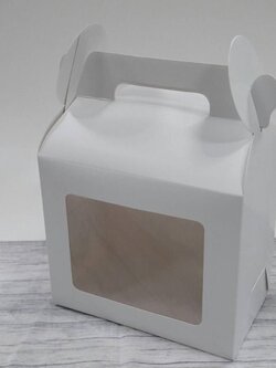 กล่องหูหิ้ว กล่องอเนกประสงค์ กล่องคุ๊กกี้ กล่องขนม ขนาด 12 x 20 x สูง 17 ซม.สีขาว (หน้าต่างพลาสติก) ราคา 325 บาทต่อแพ็ค (20ใบ)