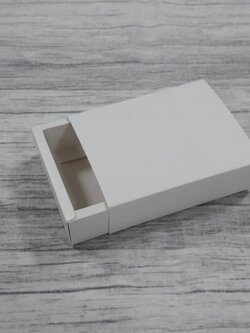 กล่องสไลด์ กล่องของขวัญ กล่องของที่ระลึก กล่องอเนกประสงค์ กล่องสบู่ กล่องขนม กล่องแบบฝาสไลด์ สีขาว ขนาด 8.2x10.2x2.7 ซม. ราคา 170 บาท (20 ใบ ต่อแพ็ค)