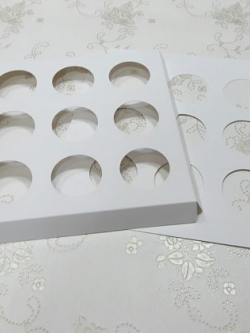 ฐานใส่คัพเค้กขนาด 9 ช่อง เส้นผ่านศูนย์กลาง 5.5 ซม.(ใช้กับถ้วยคัพเค้กขนาดมาตรฐาน 5 ซม.) ขนาด 24.3 X 24.3 ซม. ราคา 125 บาท ต่อแพ็ค(20 ชิ้น)