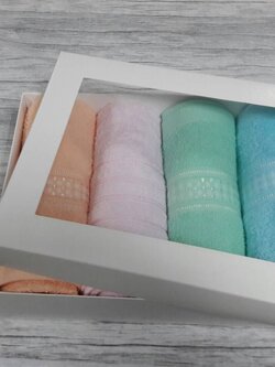 กล่องใส่ผ้าขนหนู กล่องใส่ผ้าเช็ดผม กล่องใส่ผ้าเช็ดตัว กล่องใส่ผ้าพาดคอนักกีฬา ขนาด 20.5 x 30.0 x7.0 cm. สีขาว (แบบฝาหน้าต่างพลาสติก) ราคา 650 บาท ต่อแพ็ค (20 ใบ)