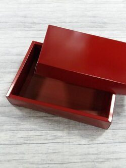 กล่องของขวัญ กล่องฝาครอบ กล่องอเนกประสงค์ กล่องของที่ระลึก ขนาด 16.2x22.5x4.5 ซม.สีแดงเข้ม เคลือบอาบเงา (แบบฝาทึบ) ราคา 410 บาทต่อแพ็ค (20 ใบ)