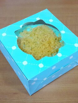 กล่องเค้กชิ้น กล่องเค้กครึ่งปอนด์ กล่องคัพเค้ก 4 ชิ้น(ไม่มีฐานรอง) กล่องขนม ลายฟ้าวงกลม ขนาด 12.8 x 12.8 x 7.0 ซม. ราคา 150 บาทต่อแพ็ค (20ใบ)