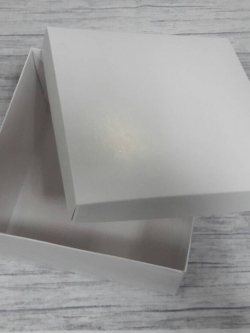 กล่องฝาครอบ กล่องของขวัญ กล่องอเนกประสงค์ ขนาด 16.5 x 16.5 x 9 ซม. ตัวกล่องสีขาว ฝาครอบสีขาว ราคา 415 บาท ต่อแพ็ค (20 ใบ)